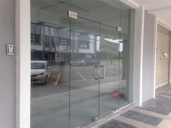 cửa kính cường lực 02