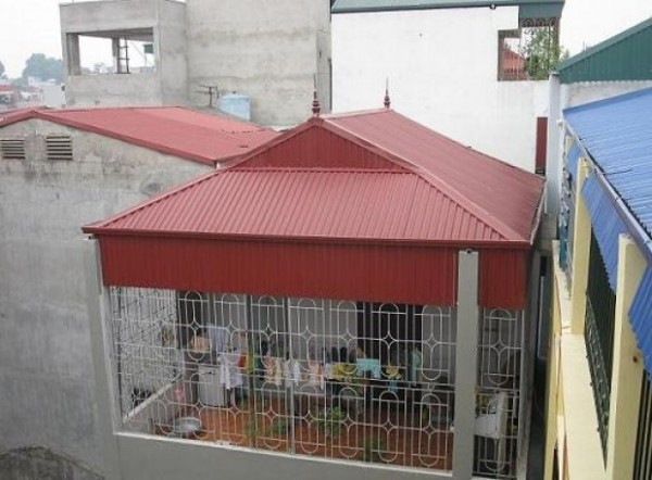 Mái tôn sân thượng màu đỏ